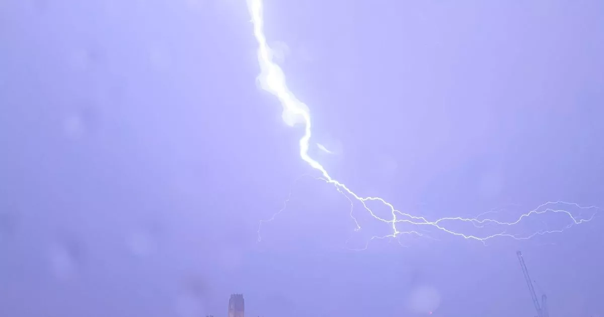 英国发布了新的雷暴警报，英国人将遭受暴雨袭击