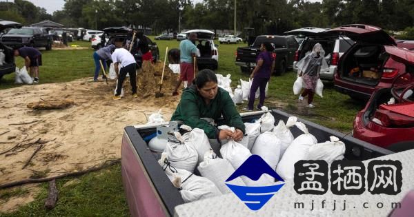 飓风米尔顿:佛罗里达人在沙子耗尽时挖沟并使用地膜